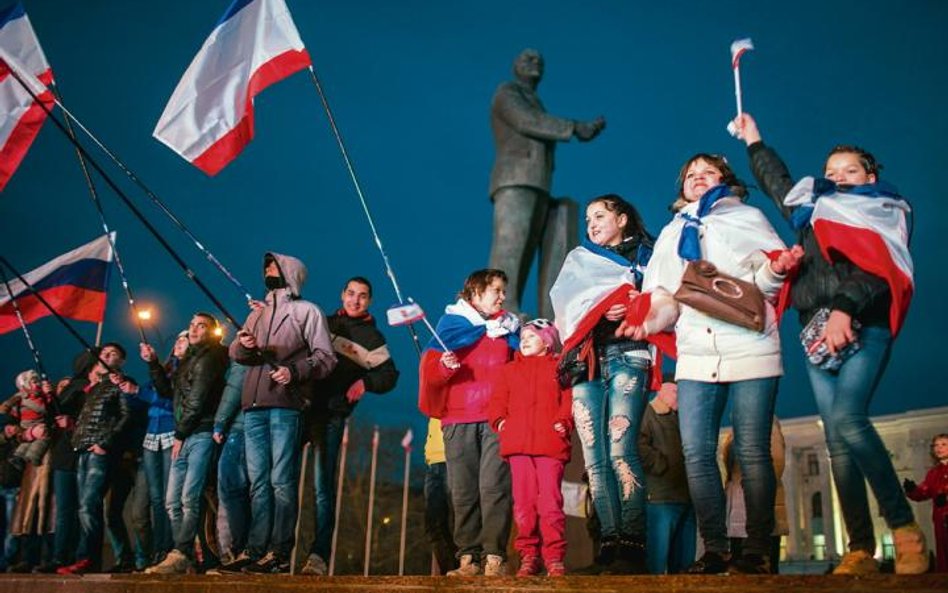 Rosjanie w Symferopolu świętują wynik „referendum”: imperium dresiarzy?