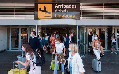 We wrześniu na listę krajów „niebezpiecznych” może trafić Hiszpania. Na zdjęciu lotnisko na Ibizie