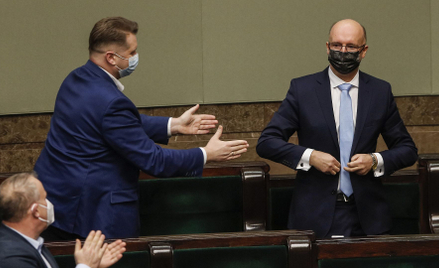 Piotr Wawrzyk (z prawej) po wyborze w Sejmie na RPO. Z lewej z gratulacjami minister edukacji Przemy