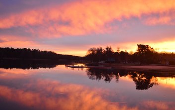 Malowniczy zalew Siczki to jedna z atrakcji Jedlni-Letniska