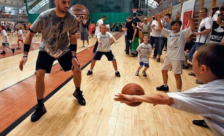 Na lekcjach wf. uczniowie przeważnie grają w gry zespołowe, zwykle w piłkę nożną i siatkówkę, a Marc