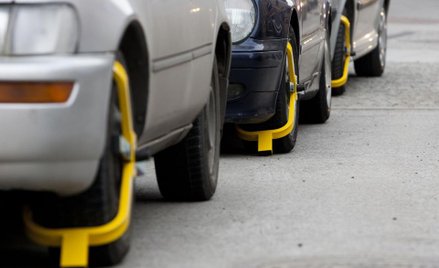 Zdjęcie blokady wiąże się zawsze z uiszczeniem opłaty, która stanowi karę za nieprawidłowe pozostawi