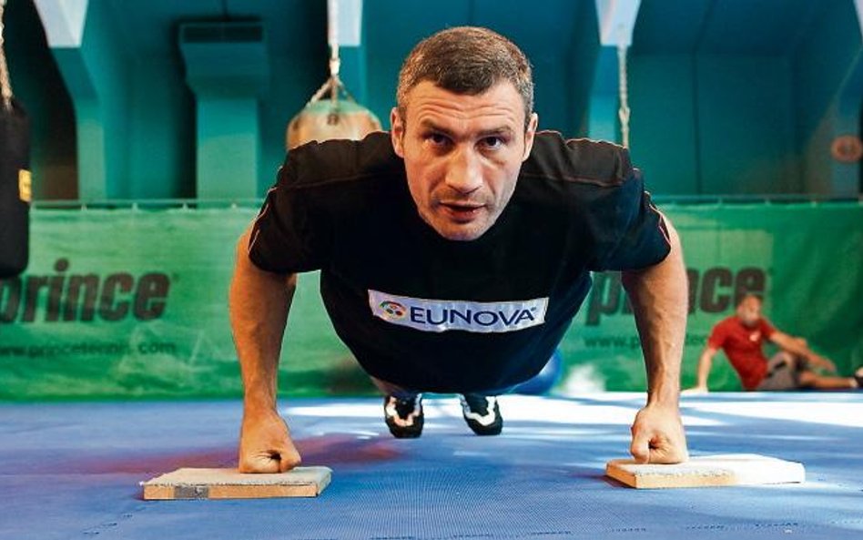 Witalij Kliczko ma 40 lat, ale ludzie z jego sztabu twierdzą, że jest dziś lepszym bokserem niż dzie
