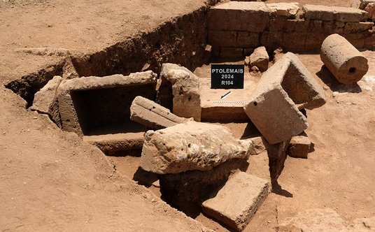 Kamienne pojemniki późnoantycznej fazy użytkowania domu, czerwiec 2024 r. Fot. Piotr Jaworski