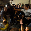Barcelona, 1 października. Hiszpańska policja pacyfikuje protestujących w dzień referendum w sprawie