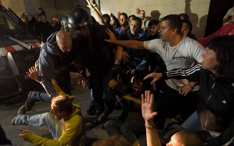 Barcelona, 1 października. Hiszpańska policja pacyfikuje protestujących w dzień referendum w sprawie