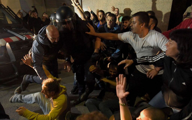 Barcelona, 1 października. Hiszpańska policja pacyfikuje protestujących w dzień referendum w sprawie