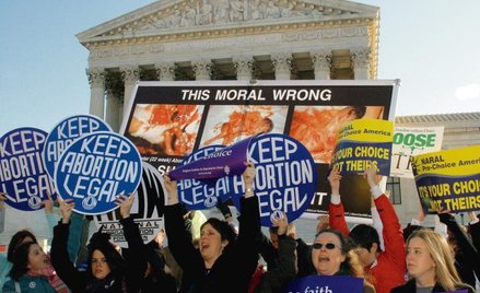 Działacze organizacji pro choice, jak i ci z grup pro life toczą boje przed Sądem Najwyższym w Waszy