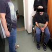 Policjant z jednym z zatrzymanych we Włochach. Niedoszli zamachowcy nie byli wcześniej karani