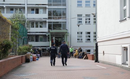 Pracownicy ochrony przed siedzibą szkoły, działającej przy ambasadzie Rosji w Warszawie