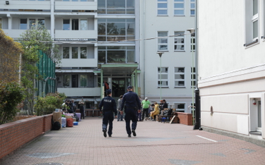 Pracownicy ochrony przed siedzibą szkoły, działającej przy ambasadzie Rosji w Warszawie