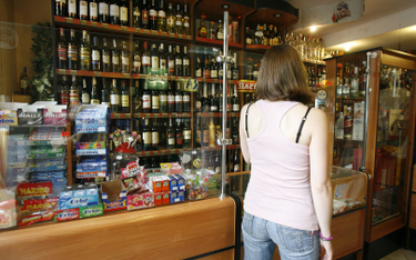 Zezwolenia na sprzedaż alkoholu: gmina rozstrzyga, gdzie można kupić alkohol