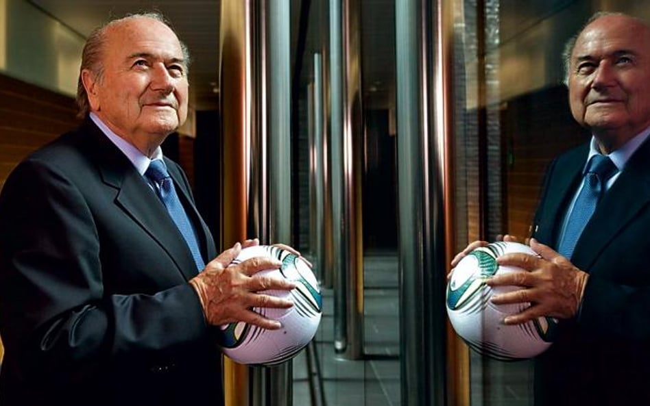 Joseph Blatter, człowiek z teflonu. Swoich wrogów pokonuje w wyborach albo jeszcze przed nimi, a pot