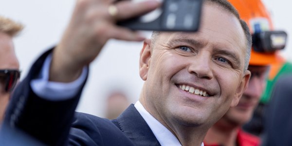 Polacy niemal po równo winią Nawrockiego i koalicję za niespełnione obietnice