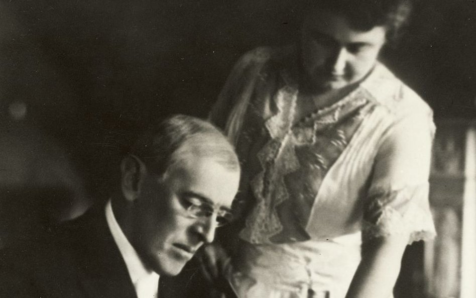 Woodrow Wilson, 28. prezydent USA, z drugą żoną, Edith. Biały Dom, czerwiec 1920 r.