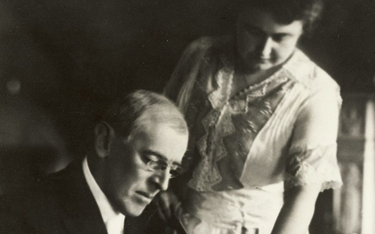 Woodrow Wilson, 28. prezydent USA, z drugą żoną, Edith. Biały Dom, czerwiec 1920 r.