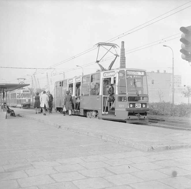 "20" obsługiwana przez Kontsal 105N na przystanku Towarowa róg Grzybowskiej. Uważne oko dostrzeże w 