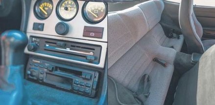 Wnętrze niemal zaprasza słowami: witajcie w latach 80. Warto się przeprosić ze starymi kasetami magn