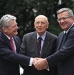 Joachim Gauck (z lewej) z prezydentami Włoch i Polski w poniedziałek w Neapolu. Tam chwalił Polaków