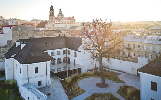 Na dziedzińcu rośnie 300-letnia lipa, która stanowi jeden z symboli Bokšto Skveras.
