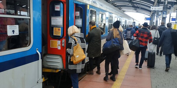 Pociągi spóźniają się najbardziej w lipcu — dane UTK