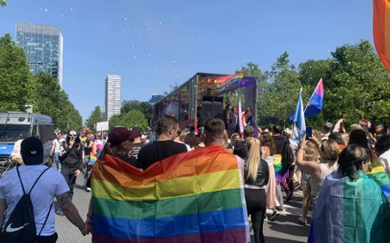 W rękach uczestników powiewają tęczowe flagi