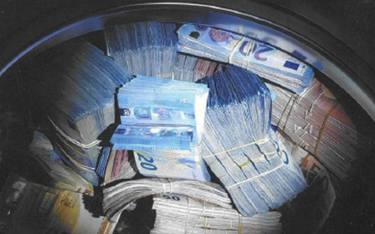 Holandia: Mężczyzna oskarżony o pranie pieniędzy po znalezieniu u niego 350 tys. euro - w pralce