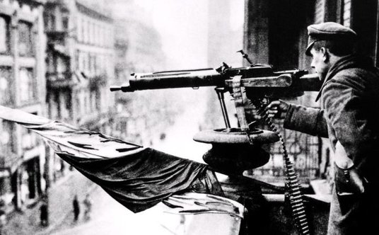 Powstaniec wielkopolski przy ciężkim karabinie maszynowym. Poznań, 28 grudnia 1918 r.