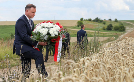 Prezydent Andrzej Duda w niedzielę oddał hołd ofiarom rzezi wołyńskiej - złożył kwiaty w miejscu nie