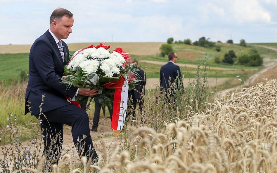 Prezydent Andrzej Duda w niedzielę oddał hołd ofiarom rzezi wołyńskiej - złożył kwiaty w miejscu nie