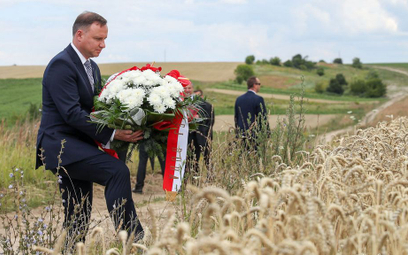 Prezydent Andrzej Duda w niedzielę oddał hołd ofiarom rzezi wołyńskiej - złożył kwiaty w miejscu nie