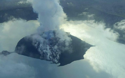 Zdjęcie krateru wulkanu z września 2017 roku, kiedy zaczęła się jego erupcja
