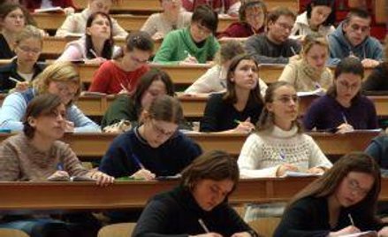 Studenci uczą się, pomagając bezpłatnie innym