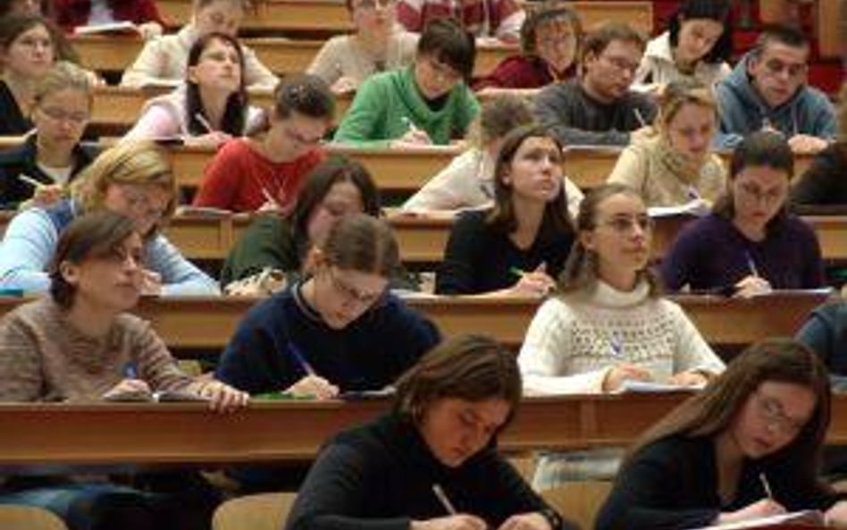 Studenci uczą się, pomagając bezpłatnie innym
