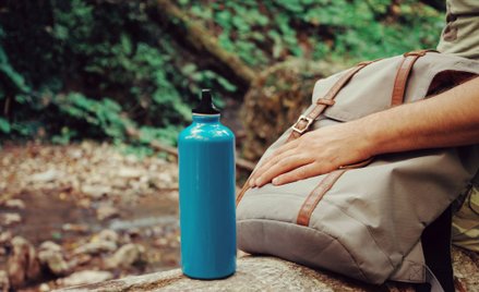 Przewóz butelki na wodę droższy niż sam lot. Ryanair potraktował ją jak dodatkowy bagaż