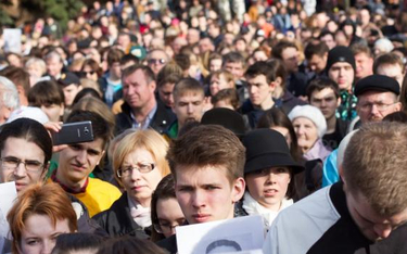 Studenci i wykładowcy z Petersburga w trakcie protestu przeciw zamknięciu jednej z miejscowych szkół