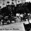 Ostatnie dni lipca 1915 roku, karawana koników w hołoblach wywozi rosyjskie archiwa. Warszawa – we ł