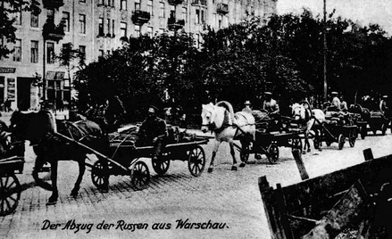 Ostatnie dni lipca 1915 roku, karawana koników w hołoblach wywozi rosyjskie archiwa. Warszawa – we ł