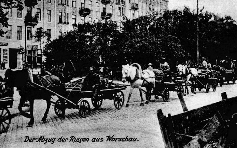 Ostatnie dni lipca 1915 roku, karawana koników w hołoblach wywozi rosyjskie archiwa. Warszawa – we ł