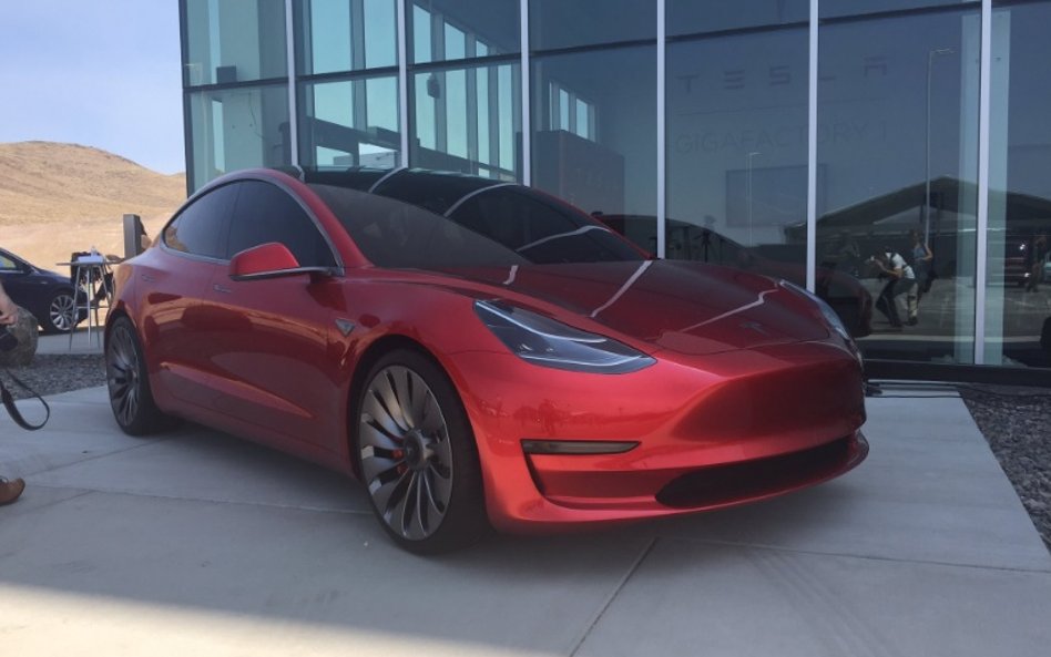 Eksperci rynku motoryzacyjnego przewidują, że cena najtańszego samochodu Tesla Model 3, który wejdzi
