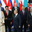Emir Kataru Tamim bin Hamad al-Thani (z lewej) i Władimir Putin (w środku) podczas politycznego spot
