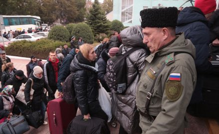 Rosjanie zachęcają mężczyzn z Chersonia do bronienia miasta
