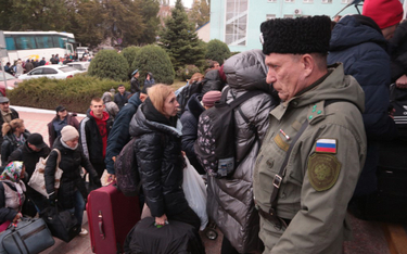 Rosjanie zachęcają mężczyzn z Chersonia do bronienia miasta