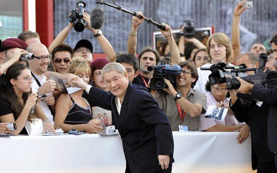 Takeshi Kitano rozdaje autografy przed premierą swego filmu