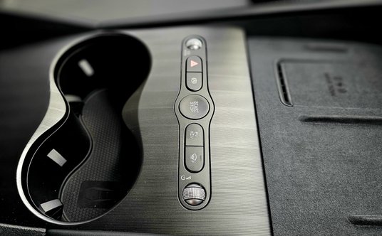 Nie zapomniano o fizycznych przyciskach i pokrętłach