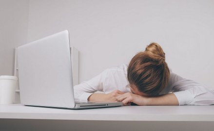 Narkolepsja utrudnia pracę i życie towarzyskie