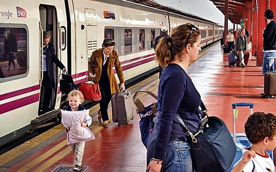 Przewoźnicy kolejowi liczą zyski. Na zdjęciu pasażerowie pociągu relacji Paryż-Madryt