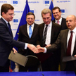 Podpisanie porozumienia gazowego: z lewej - rosyjski minister Aleksander Nowa, z prawej - ukraiński 