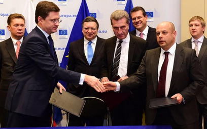 Podpisanie porozumienia gazowego: z lewej - rosyjski minister Aleksander Nowa, z prawej - ukraiński 