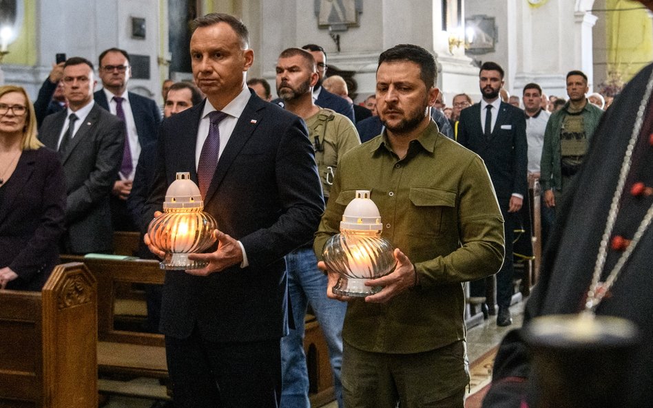 Prezydent Polski Andrzej Duda i prezydent Ukrainy Wołodymyr Zełenski w katedrze św. Apostołów Piotra